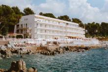 Logo Hôtel Les Roches Rouges – partenaire de PAE, établissement hôtelier tourné vers l’expérience et le confort.